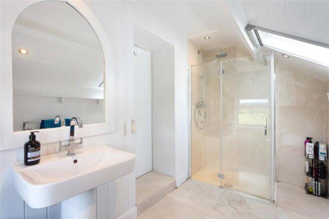 5 bed Detached for sale Image 11