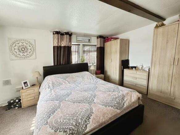 5 bed Detached for sale Image 8