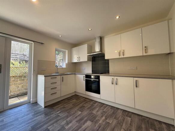 2 bed Town House to rent Image 4
