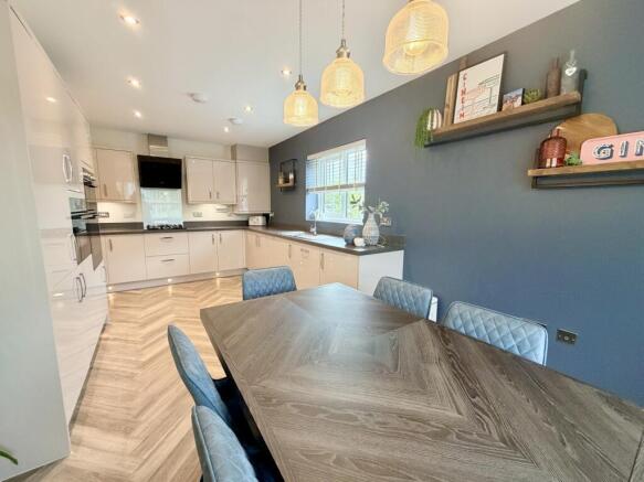 3 bed Semi-Detached for sale Image 4
