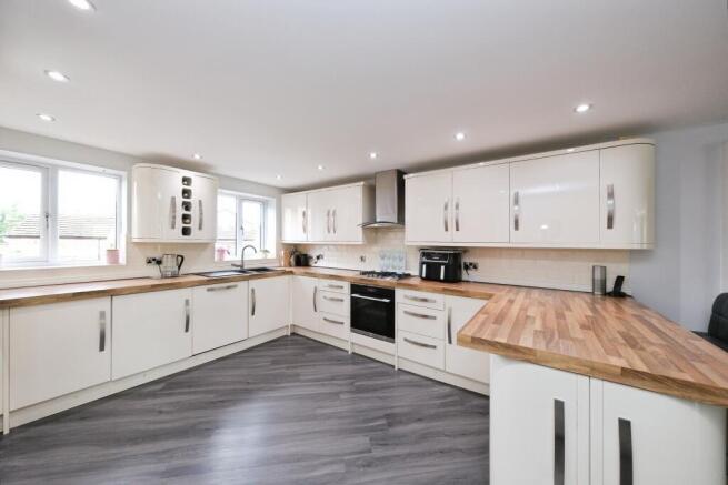 5 bed Detached for sale Image 10