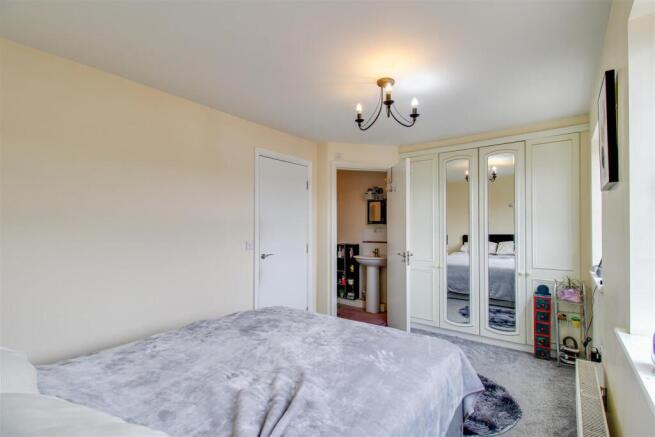 4 bed Semi-Detached for sale Image 12