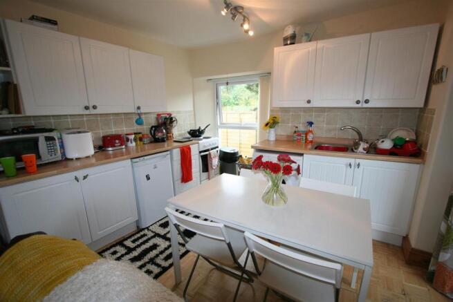 KITCHEN/DINING AREA