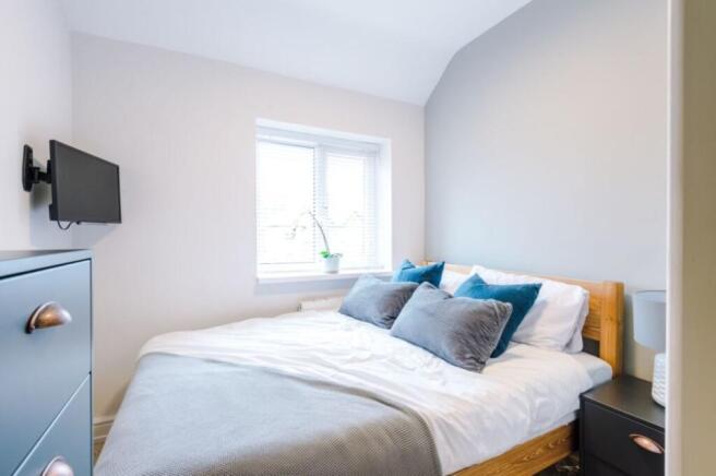 41TR - Bedroom