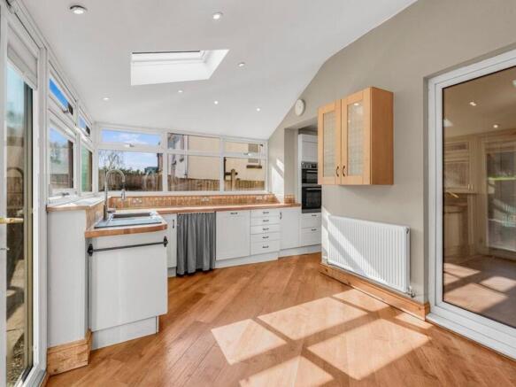 5 bed Semi-Detached to rent Image 2