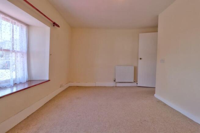 Bedroom 1 .3.jpg