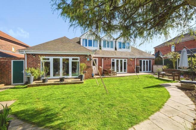 4 bed Detached Bungalow for sale Image 11