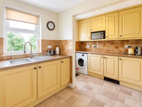 3 bed Detached Bungalow for sale Image 4