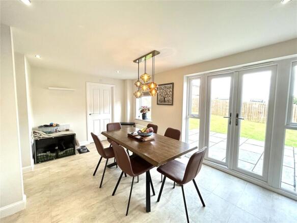4 bed Detached to rent Image 7