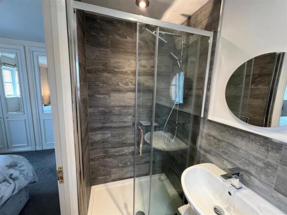 Ensuite shower.jpg