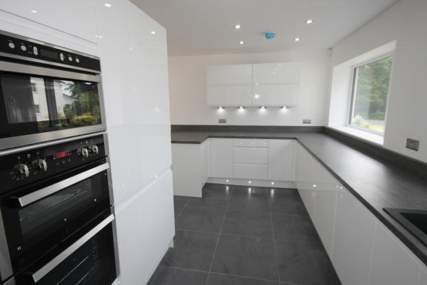 Impressive `L` Shaped Breakfast Kitchen Image 2