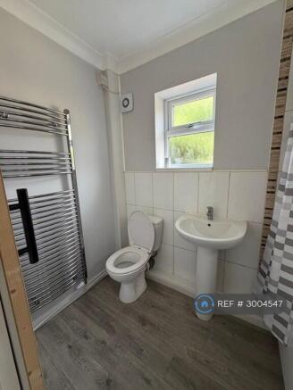 4 bed Semi-Detached to rent Image 6