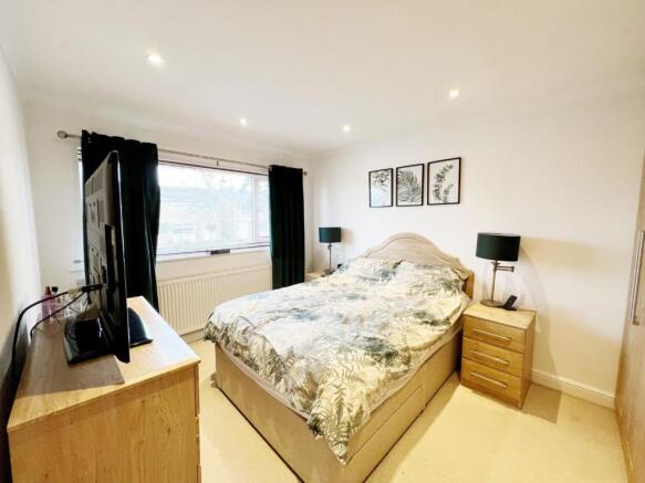 Bedroom 1 pic 1.jpg