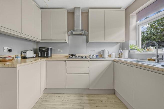 8 Frymley View, Windsor SL4 5TA7.jpg