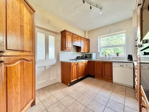 5 bed Detached for sale Image 11