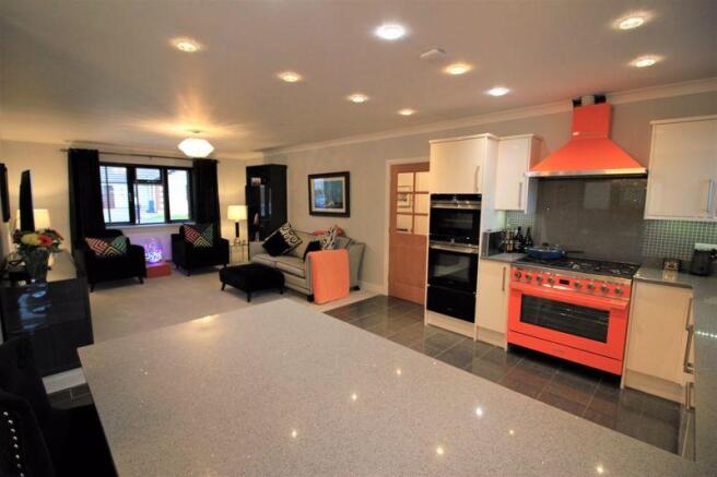 Open plan loun...