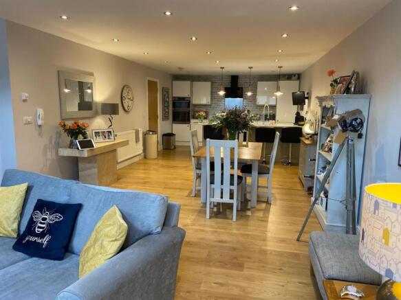 4 bed Semi-Detached for sale Image 8