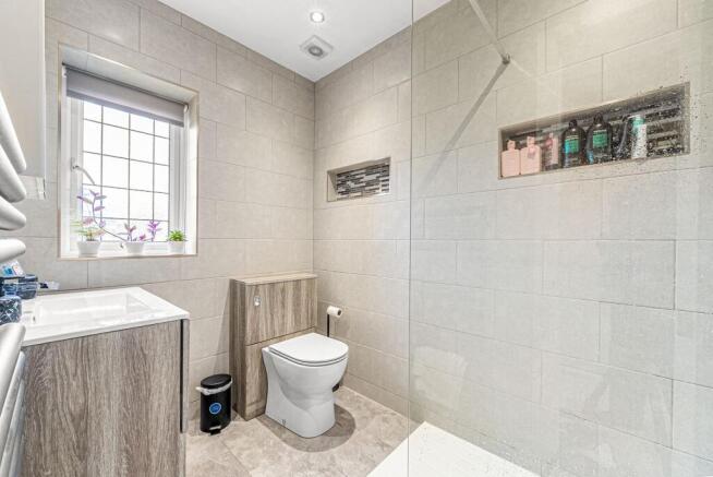 5 bed Detached for sale Image 12