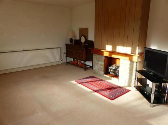LIVING/DINING ROOM