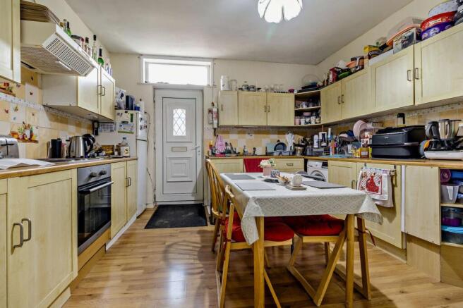 5 bed Flat for sale Image 11