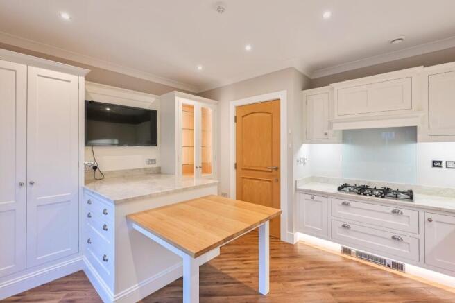 4 bed Town House for sale Image 4