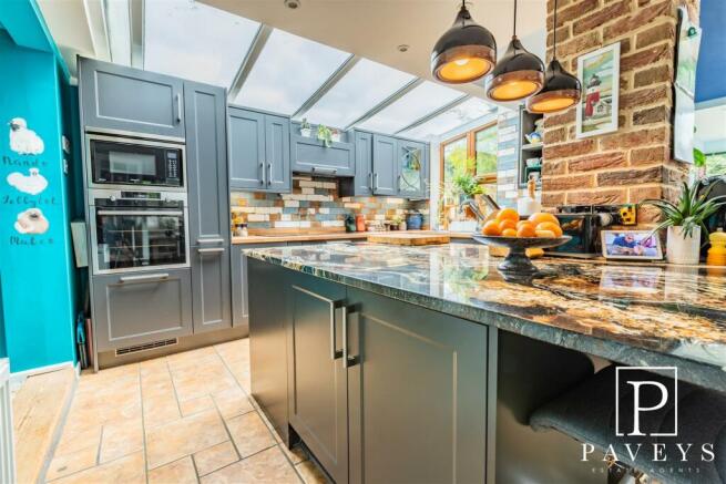 KITCHEN DINER FAMILY ROOM