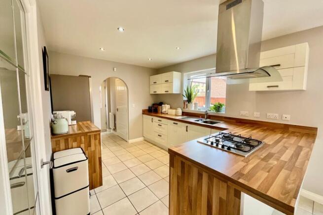 4 bed Detached for sale Image 6