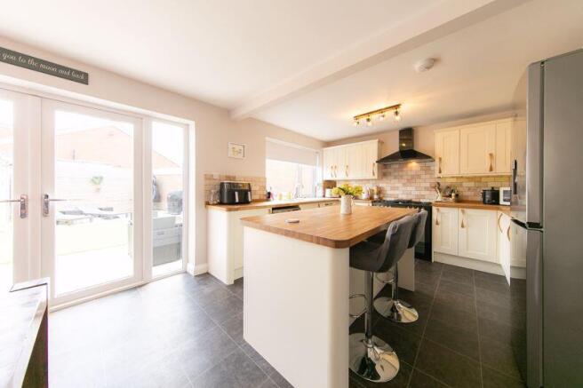 Kitchen & dining room