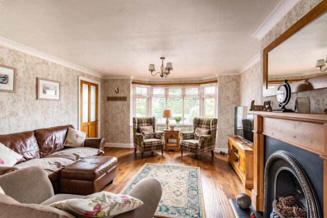 2 Ashenden Close lounge1b.jpg