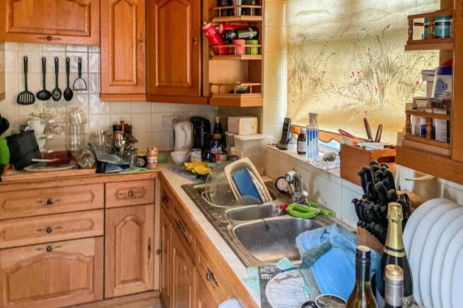2 St Georges Close, Badshot Lea, Farnham, GU9 9LZ
