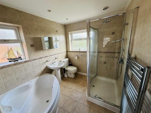 Bathroom LR.jpg