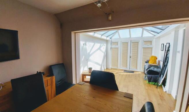 OPEN-PLAN DINING AREA/CONSERVATORY