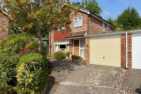 Yaverland Drive, BAGSHOT, GU19