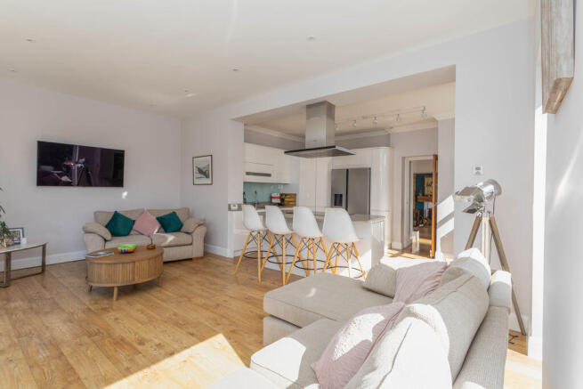 5 bed Detached for sale Image 7