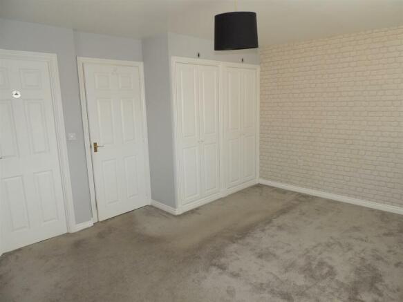MASTER BEDROOM (FRONT)