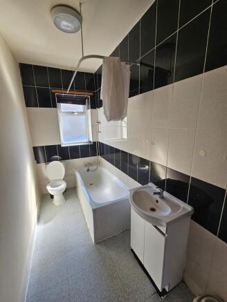 3 bed Terraced to rent Image 5