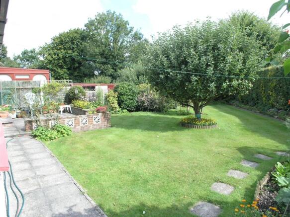 OUTSIDE - REAR GARDE