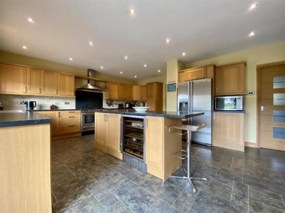 4 bed Detached to rent Image 9