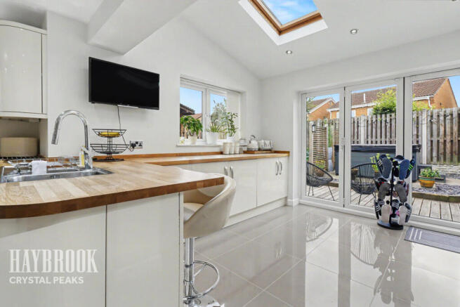 4 bed Detached for sale Image 7