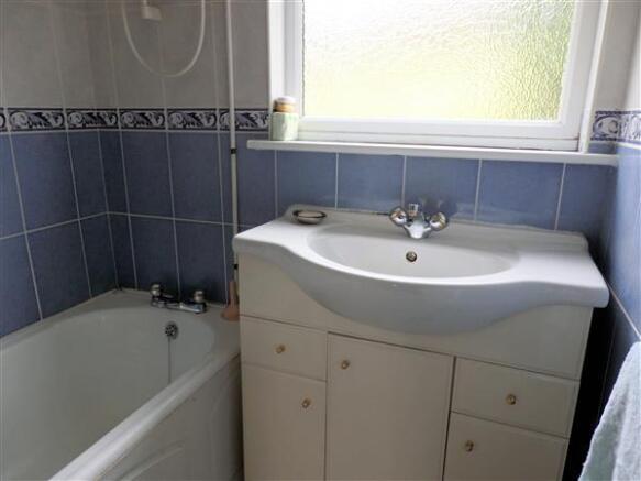 FAMILY BATHROOM :