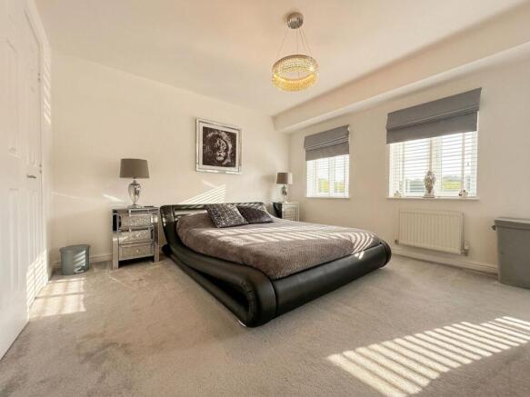 5 bed Detached for sale Image 12