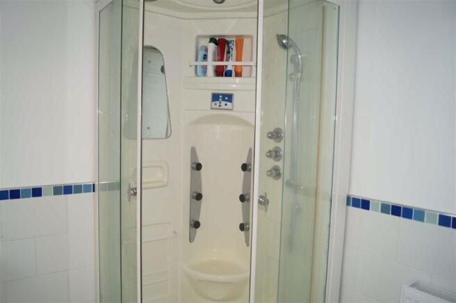 EN-SUITE (REAR BEDROOM)