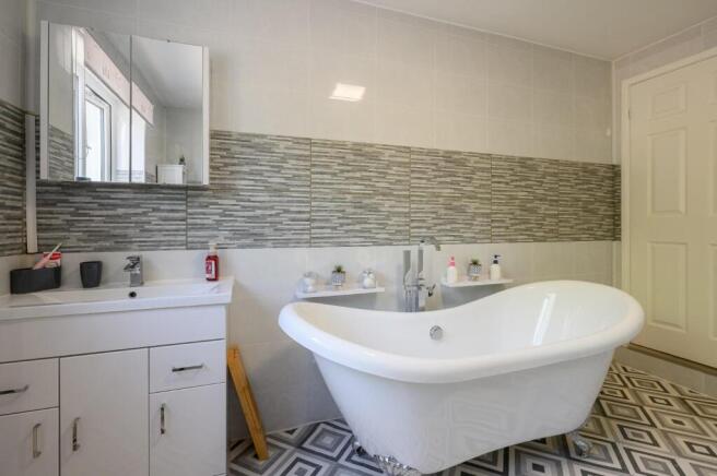 4 bed House for sale Image 7