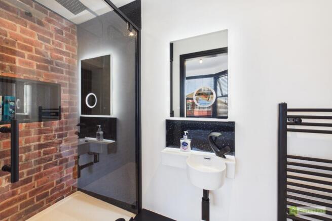 CAM02528G0-PR0446-STILL002