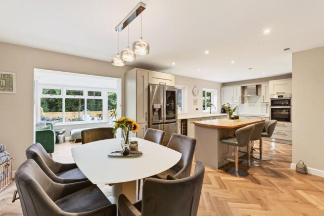 6 bed Detached for sale Image 2