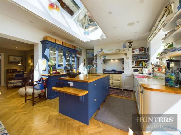 6 bed Detached for sale Image 7