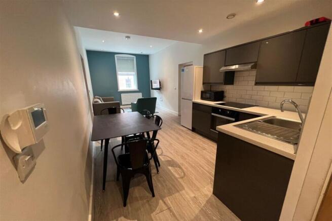 2 bed Apartment to rent Image 4
