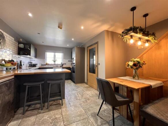 Kitchen/Dining Room: