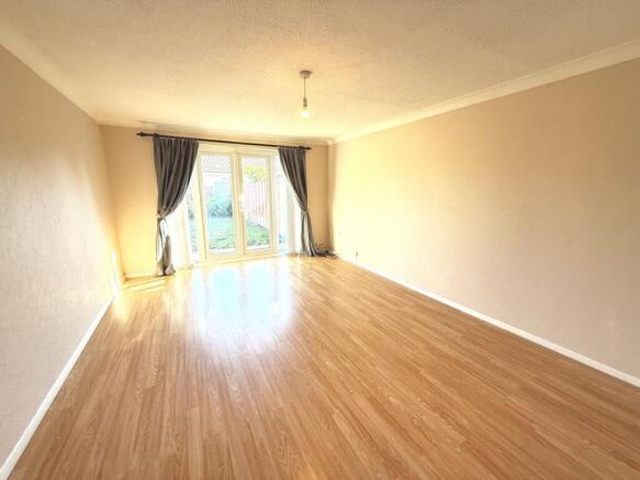 Laburnum Crescent, Kirby Cross photo 4