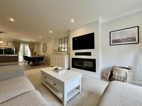 4 bed Link Detached House for sale Image 12